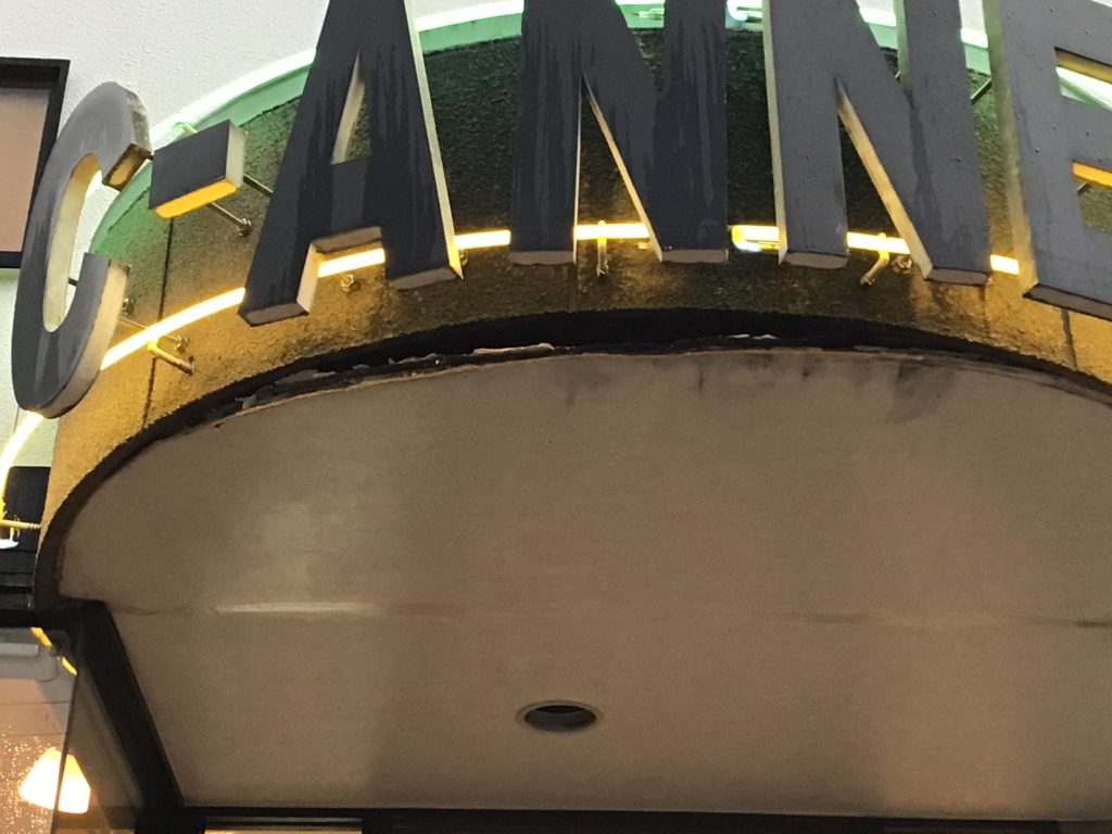 店舗入口庇のたわみ天井