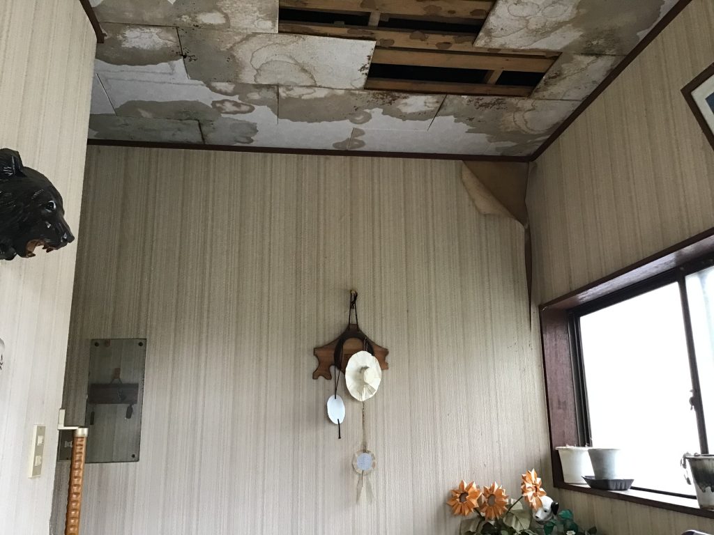 壁際まで広がる漏水跡