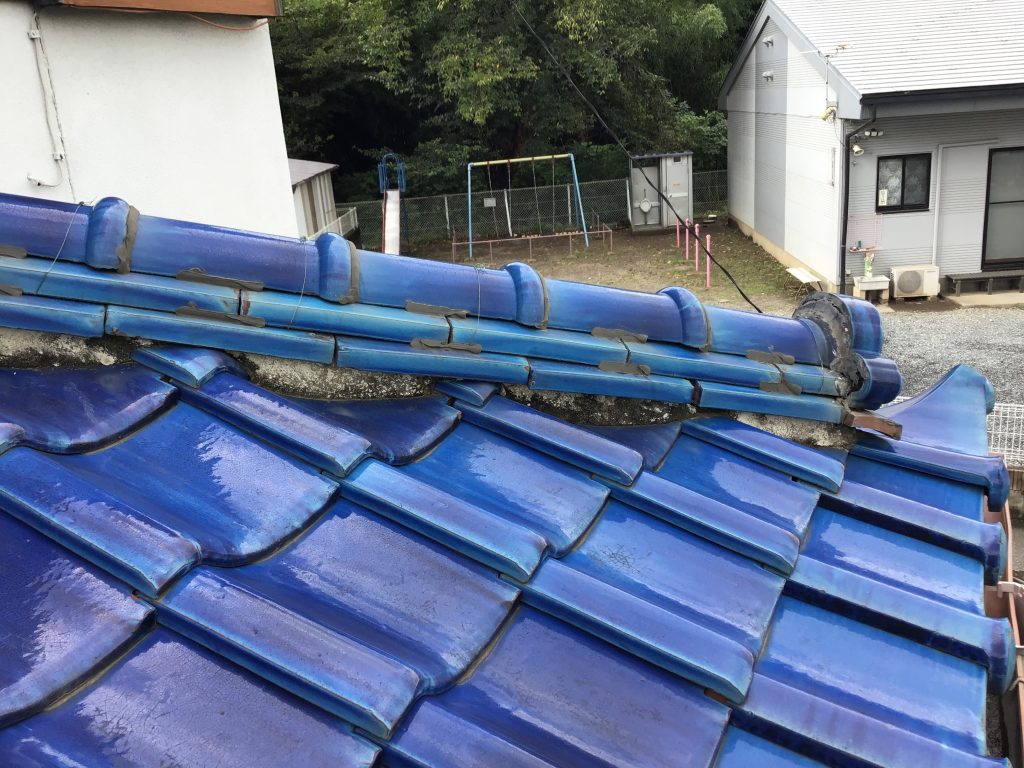 漆喰剥がれた棟部