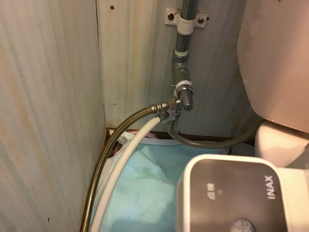 高崎市箕郷町で漏水調査を実施、外壁の汚れや木部の塗膜剥がれ、便座まわりの不具合を確認