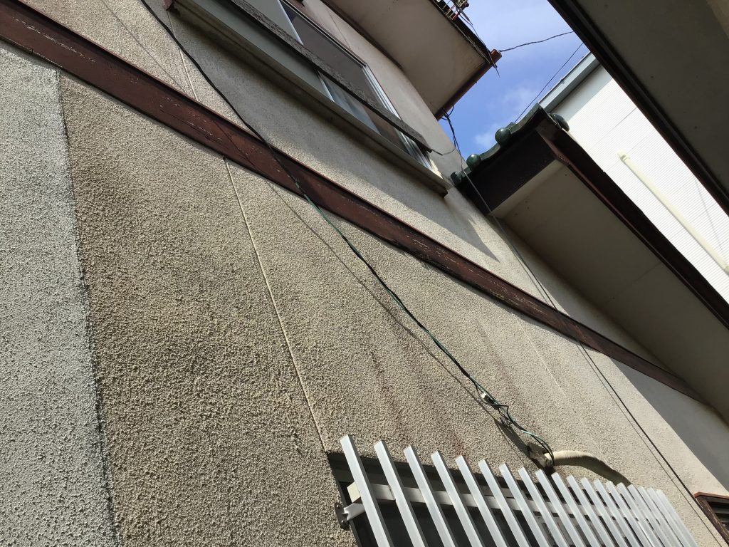 外壁と配線の状況