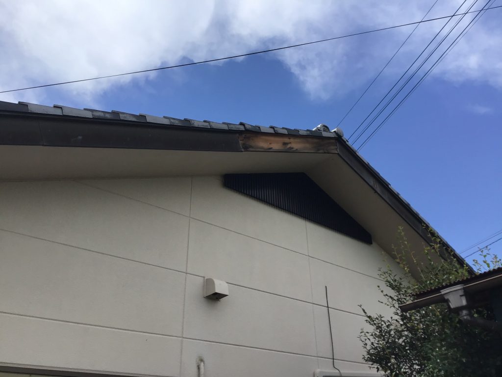 破風板金が外れた妻側