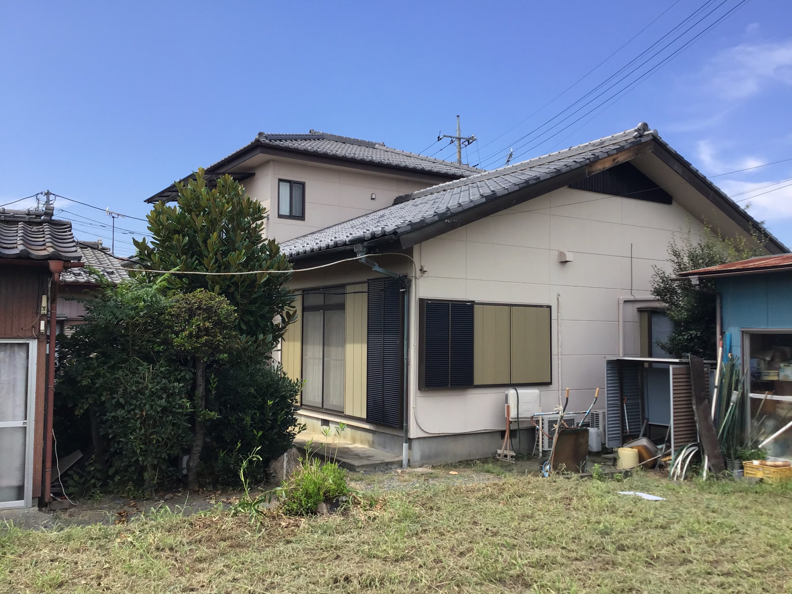 高崎市で破風板板金が欠落し木部が露出した屋根を現地調査、外れた板金寸法まで確認