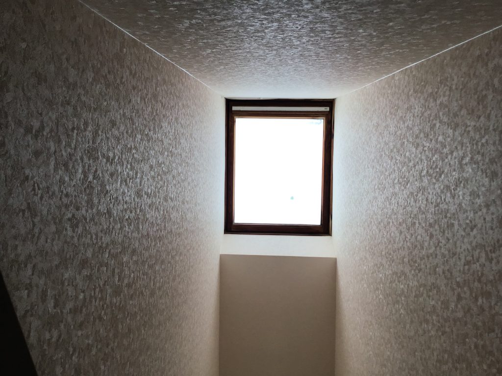 高崎市引間町で天窓から漏水、内装のシミと天窓まわりのシール切れ・板金の傷みを確認