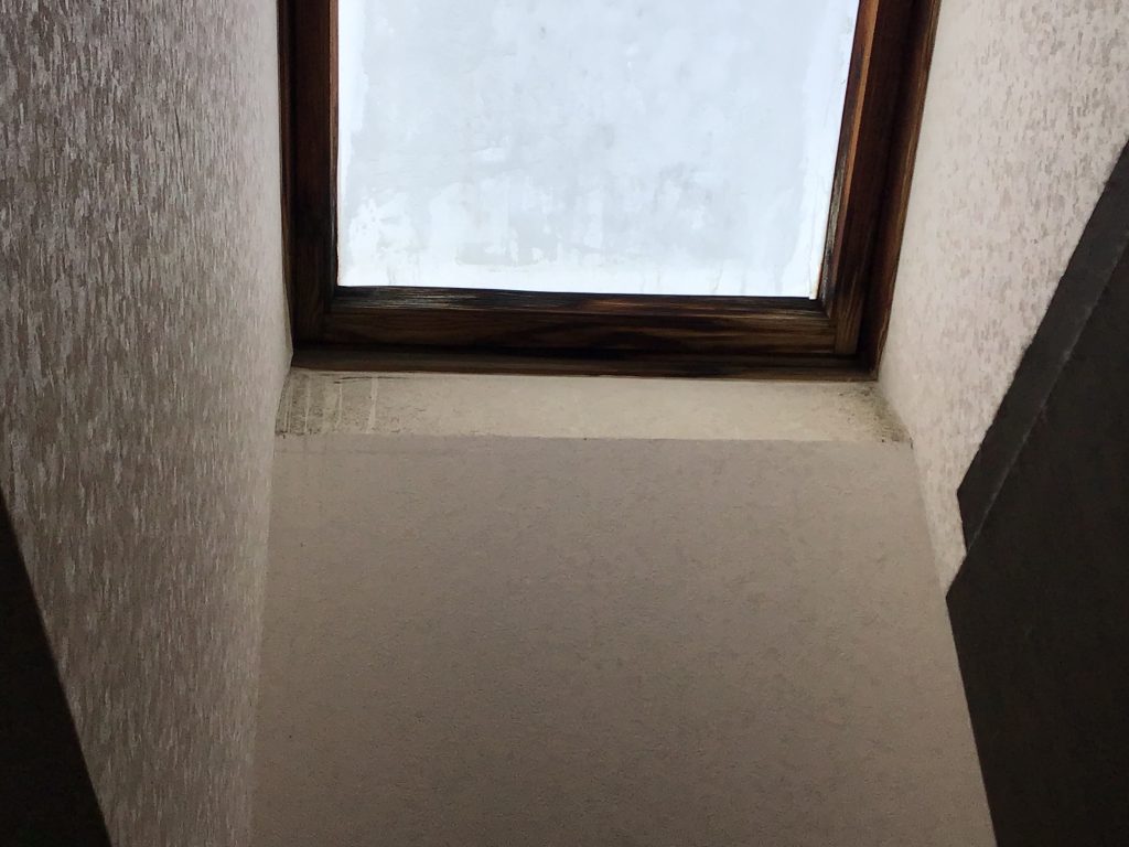 天窓下端の汚れ