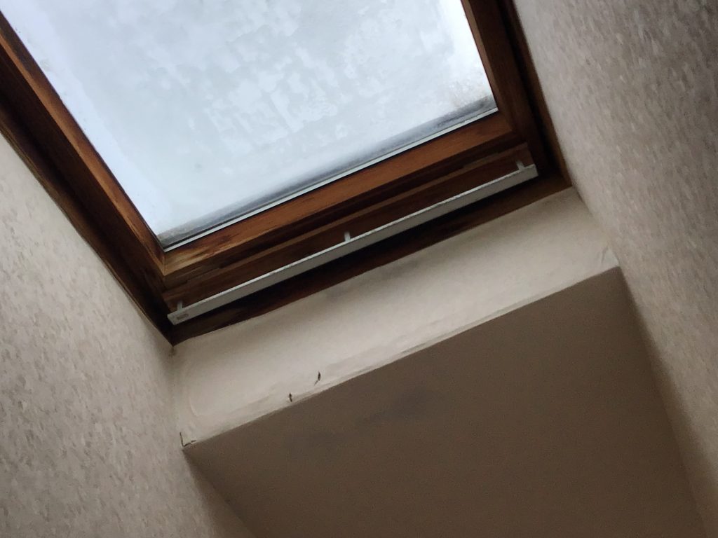 天窓際のクロス浮き