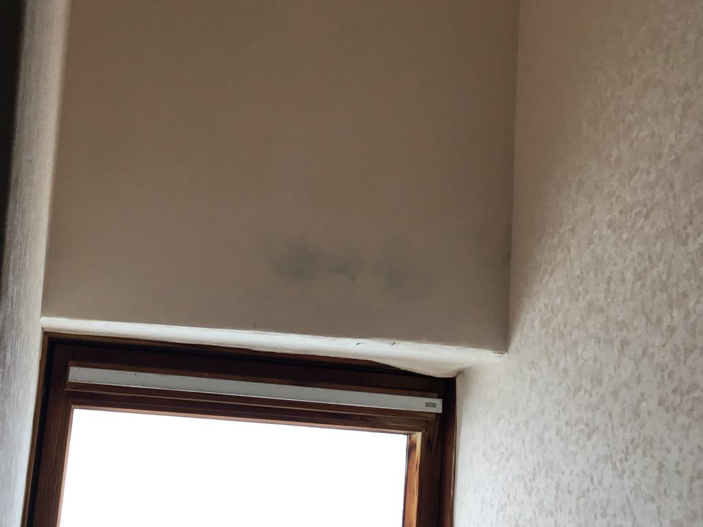 下がり壁の雨染み