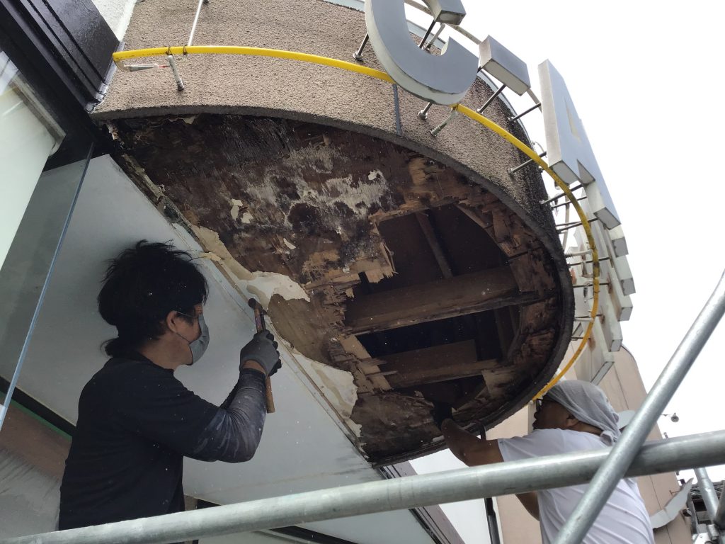 天井解体作業の様子