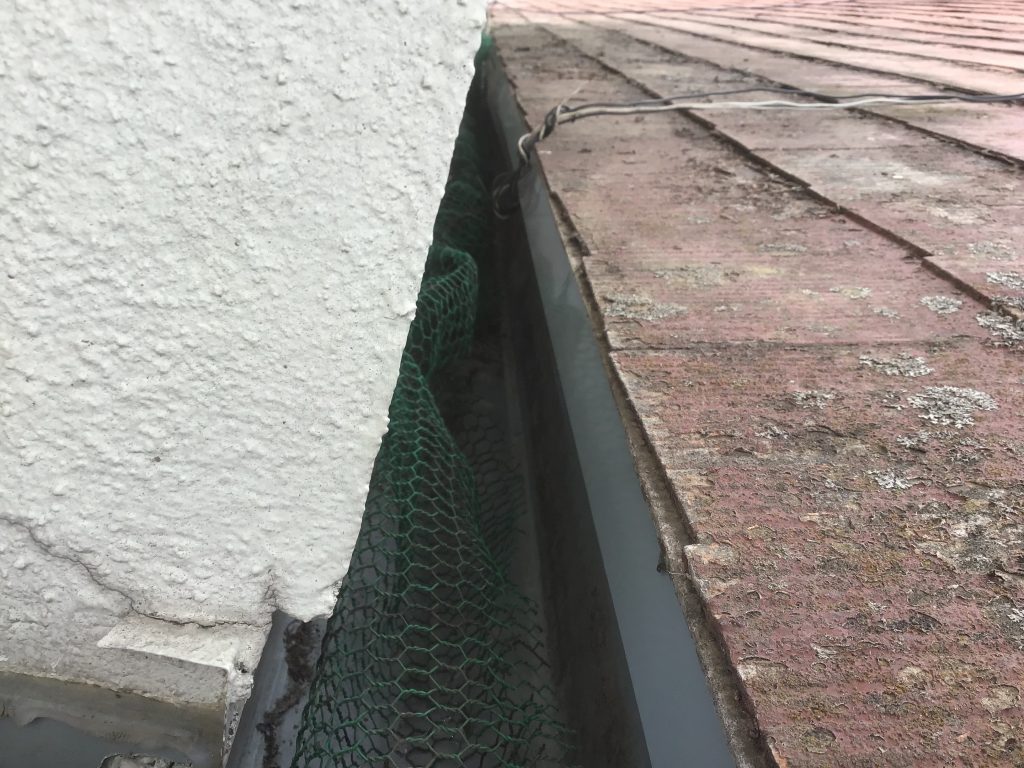 狭い外壁際の谷部