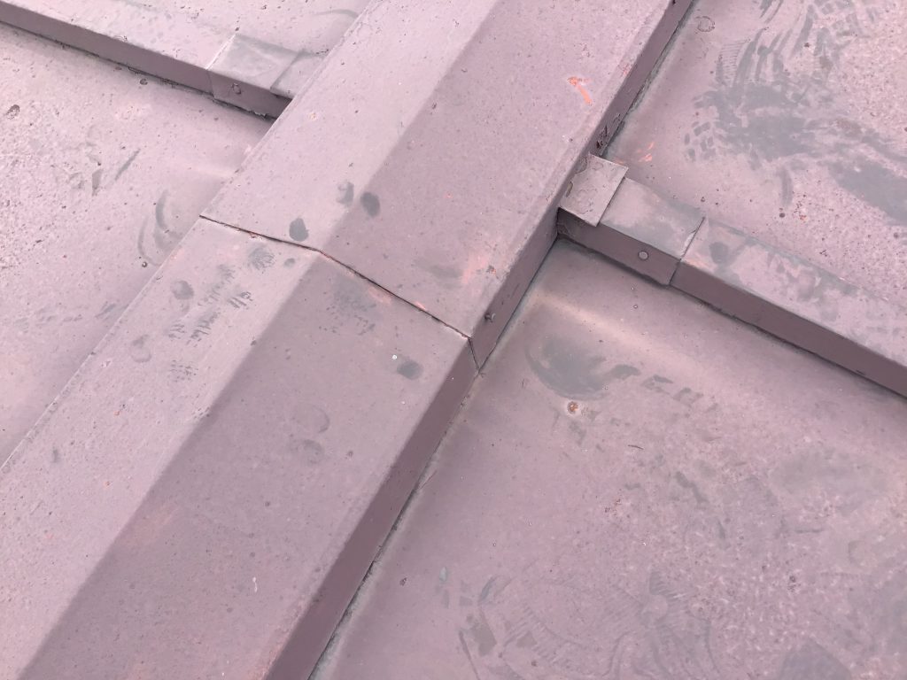 棟板金継ぎ目の開き