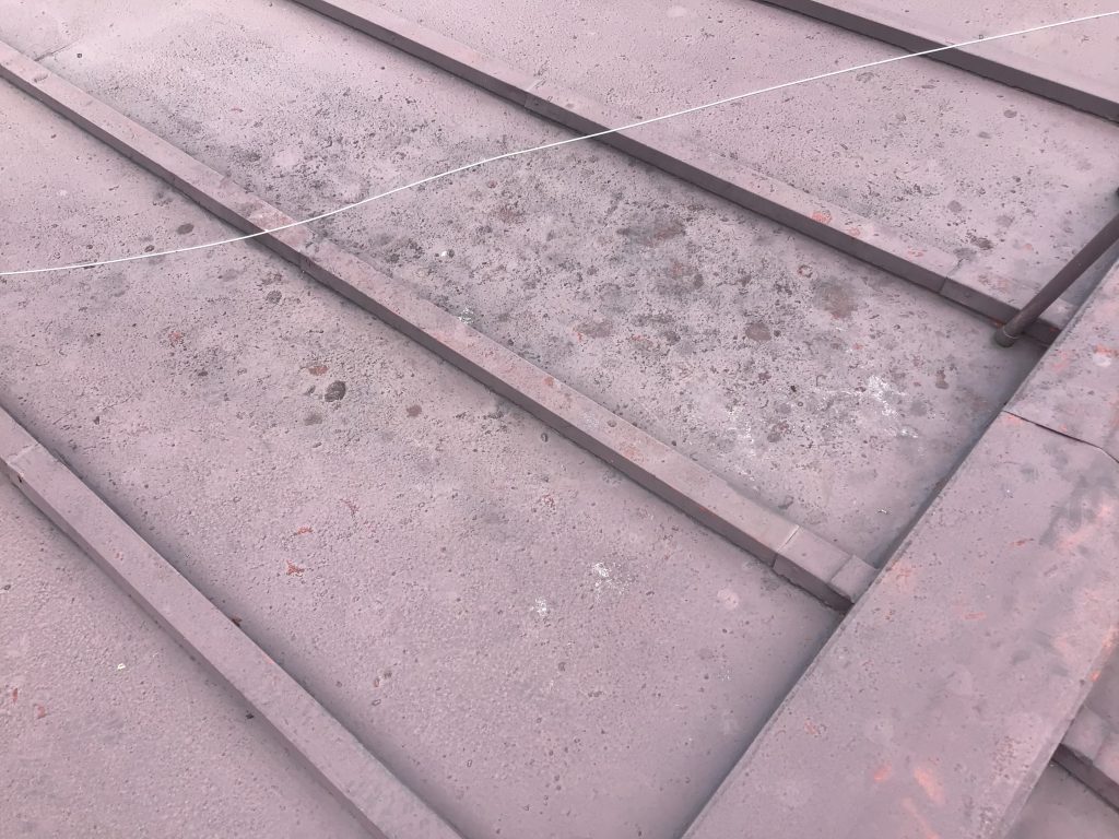 色あせた金属屋根面