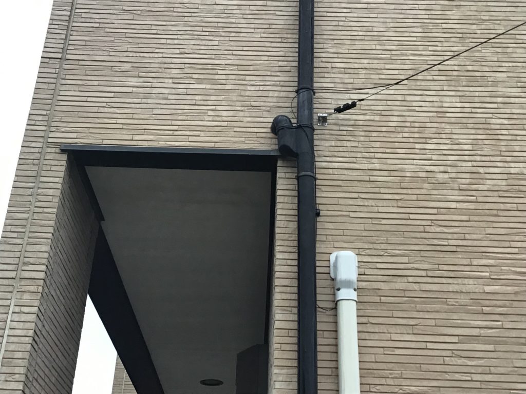 外壁沿いの縦樋