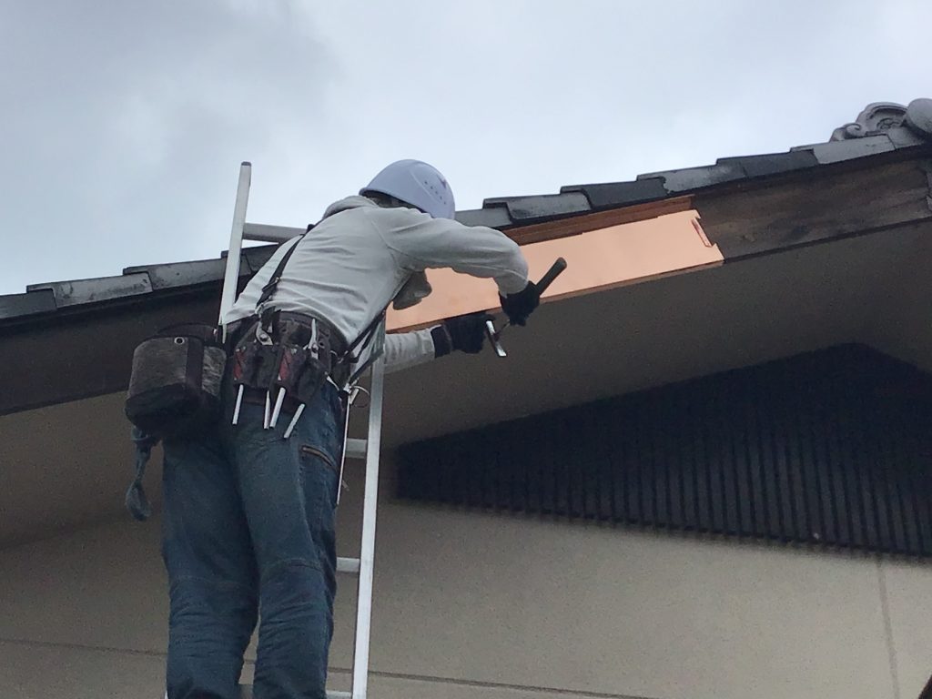 銅板固定の作業中