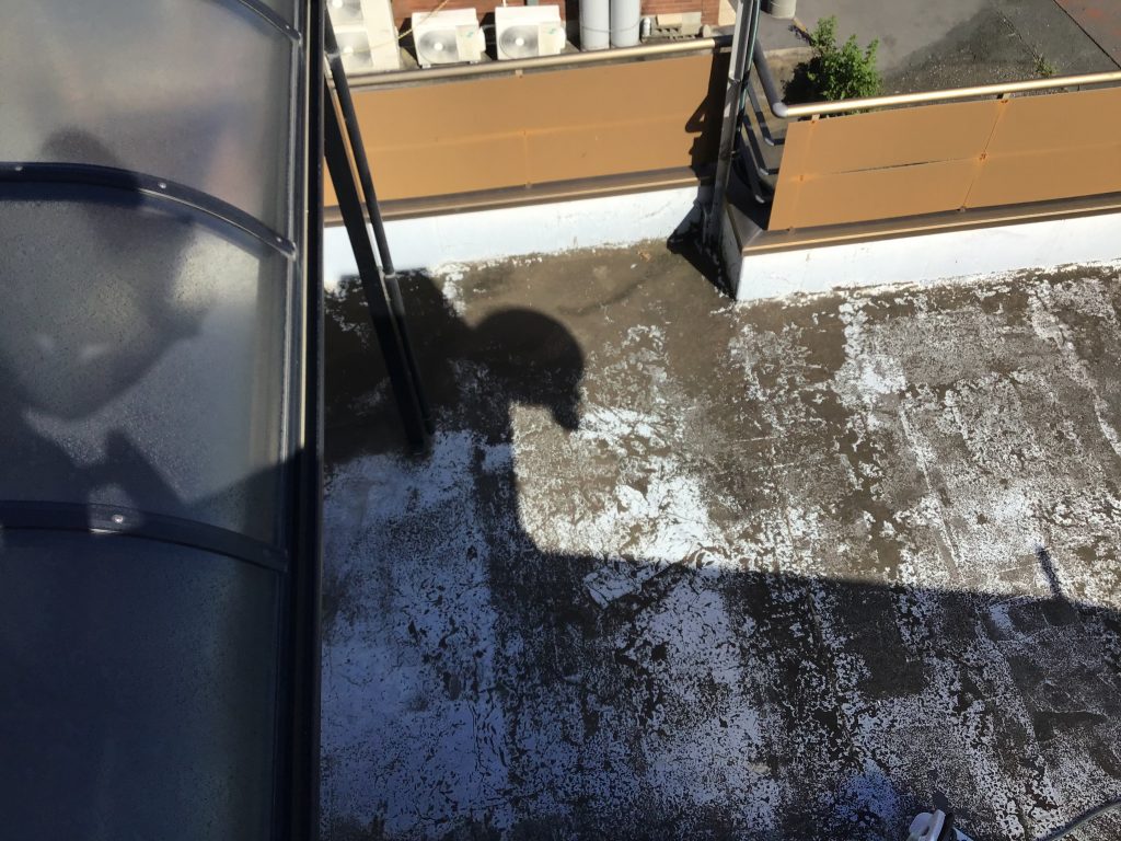摩耗したバルコニー床
