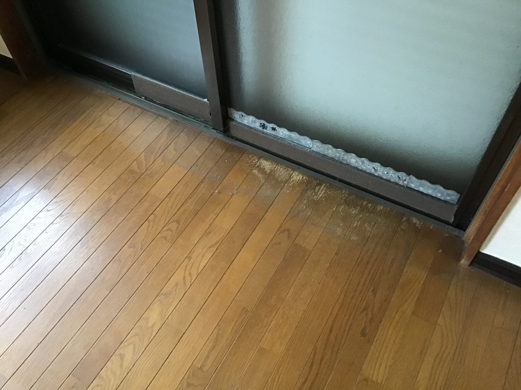 窓際で傷んだ床