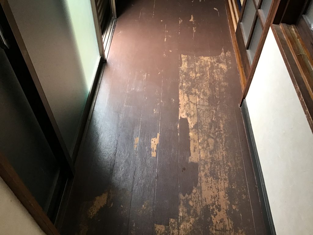 通路床の摩耗跡