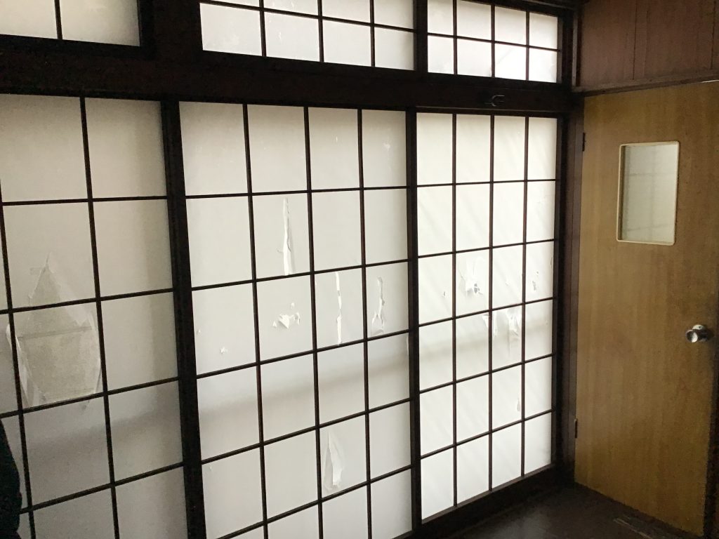 破れた障子