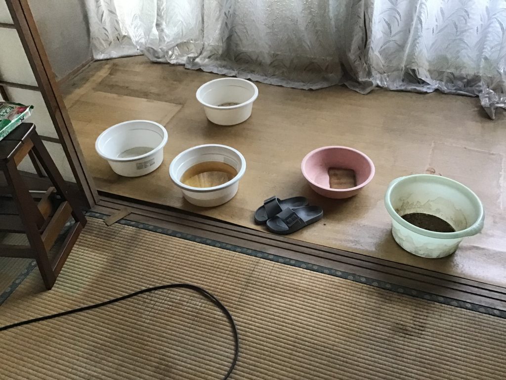 富岡市内匠で漏水修理の現地調査、天井のたわみと壁の雨染み、床の傷みを確認した住まいの点検