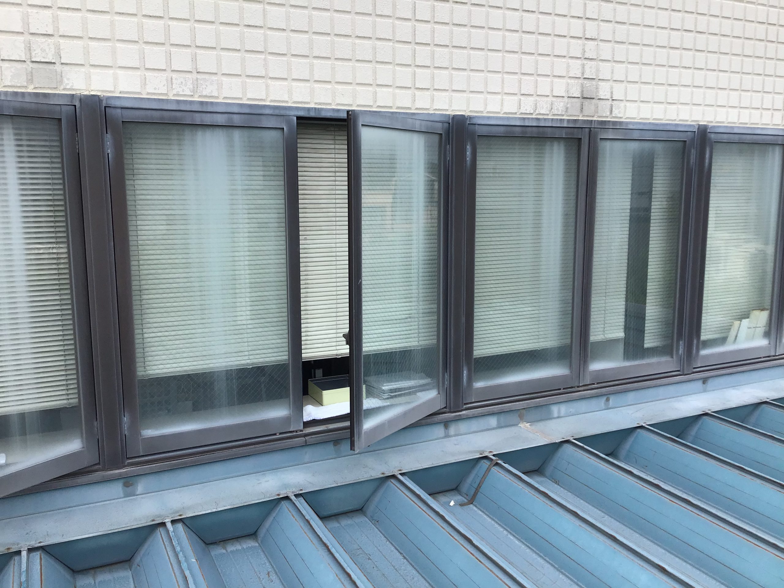 群馬県太田市で雨漏れ調査、金属屋根の錆びと窓回りシール劣化、外壁ひび割れを確認