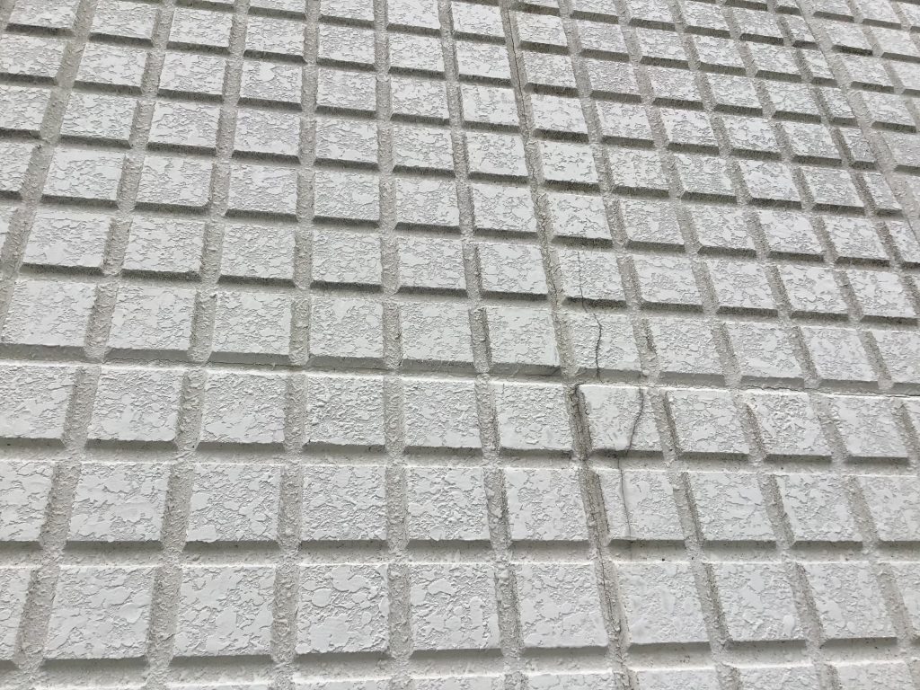 外壁の細い縦ひび