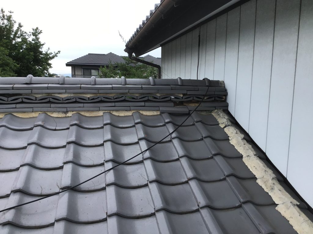 瓦屋根の壁際劣化