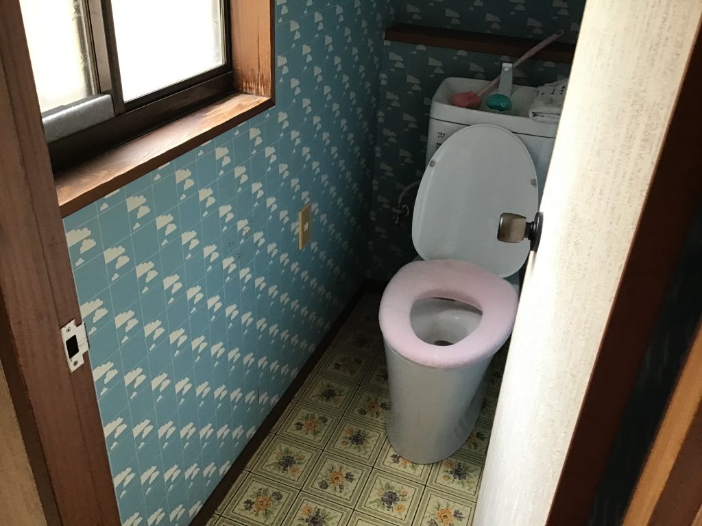 旧式トイレの室内