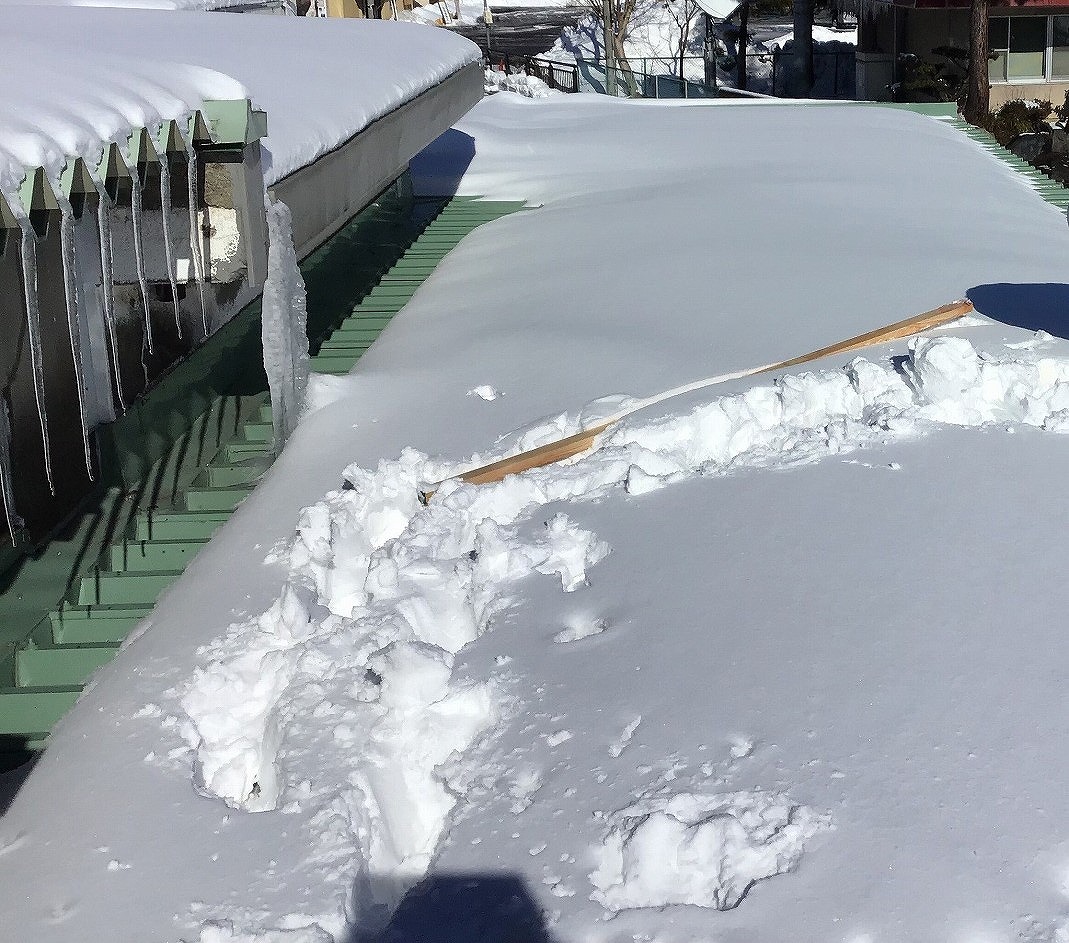 下屋根雪2