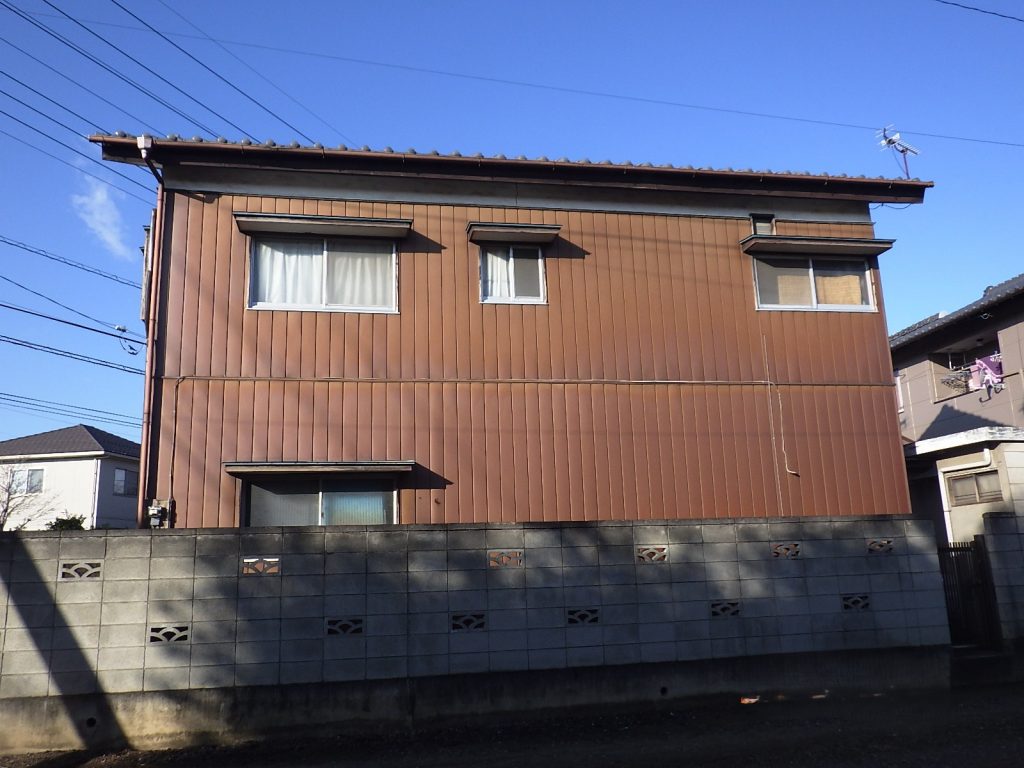 色あせた外壁の全景