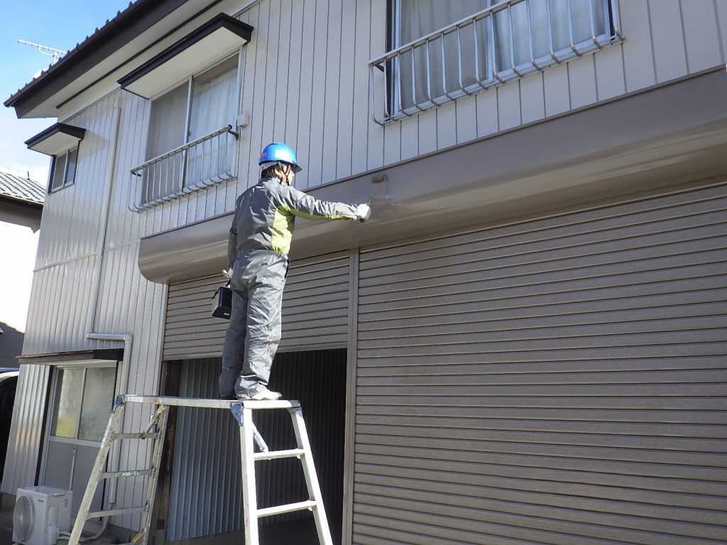 シャッター上部の塗装