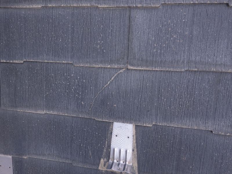 ひび割れた屋根材
