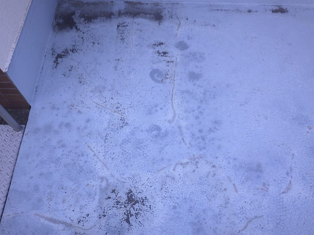屋上防水面の変色