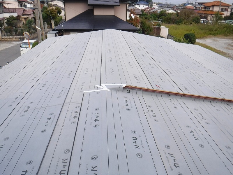 トタン屋根の上にカバー工法で防水シート