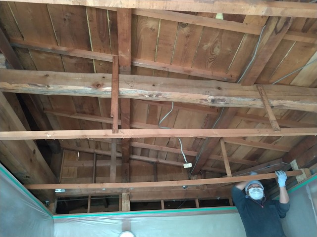 和室天井剥がして新しい下地木材を組んでいるところ