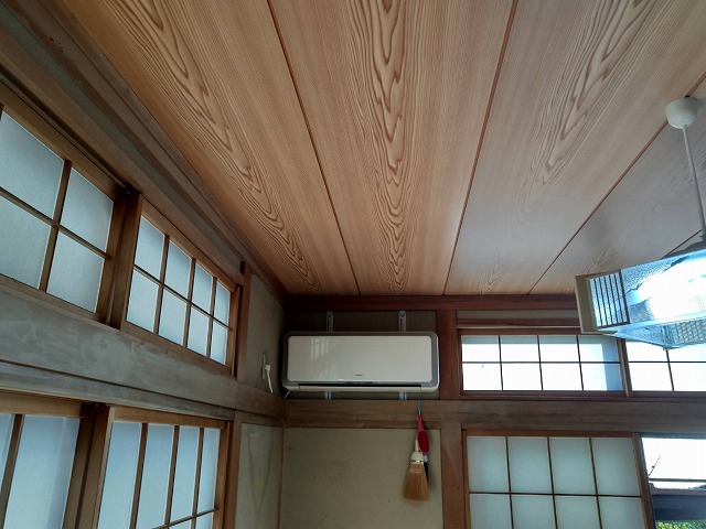 エアコン側の和室天井張り終わったところ