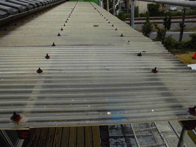 交換する前の２階のテラス屋根の波板