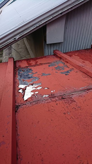 トタン屋根の塗膜の剥がれ