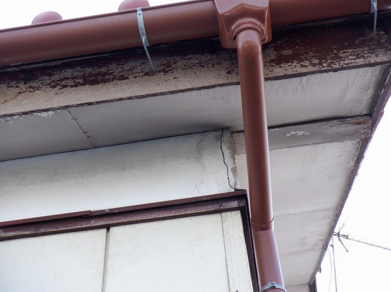 高崎市でシワになったベニヤの軒天井や塗装が傷んだ鼻隠し板調査