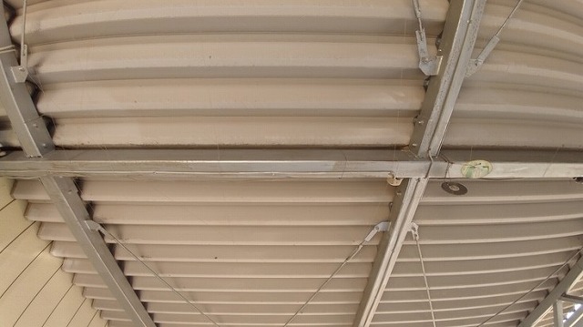 折板屋根の中央部塗装薄くなり鉄骨サビ