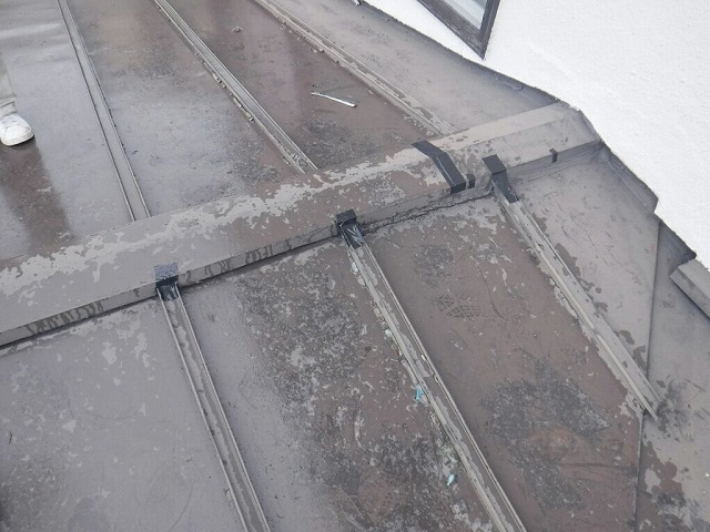 雨漏りする板金屋根の棟板金に防水テープで疑わしいところを貼ったところ
