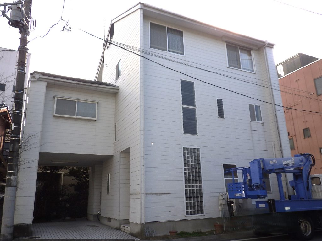 前橋市大手町で確認した外壁の目地シール割れと屋根の退色、室内壁紙の傷みを踏まえた屋根塗装調査
