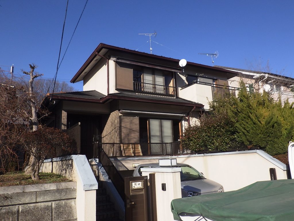 藤岡市藤岡で調査した屋根カバー検討現場、スレートのひび割れと外壁クラック・塗装劣化を確認