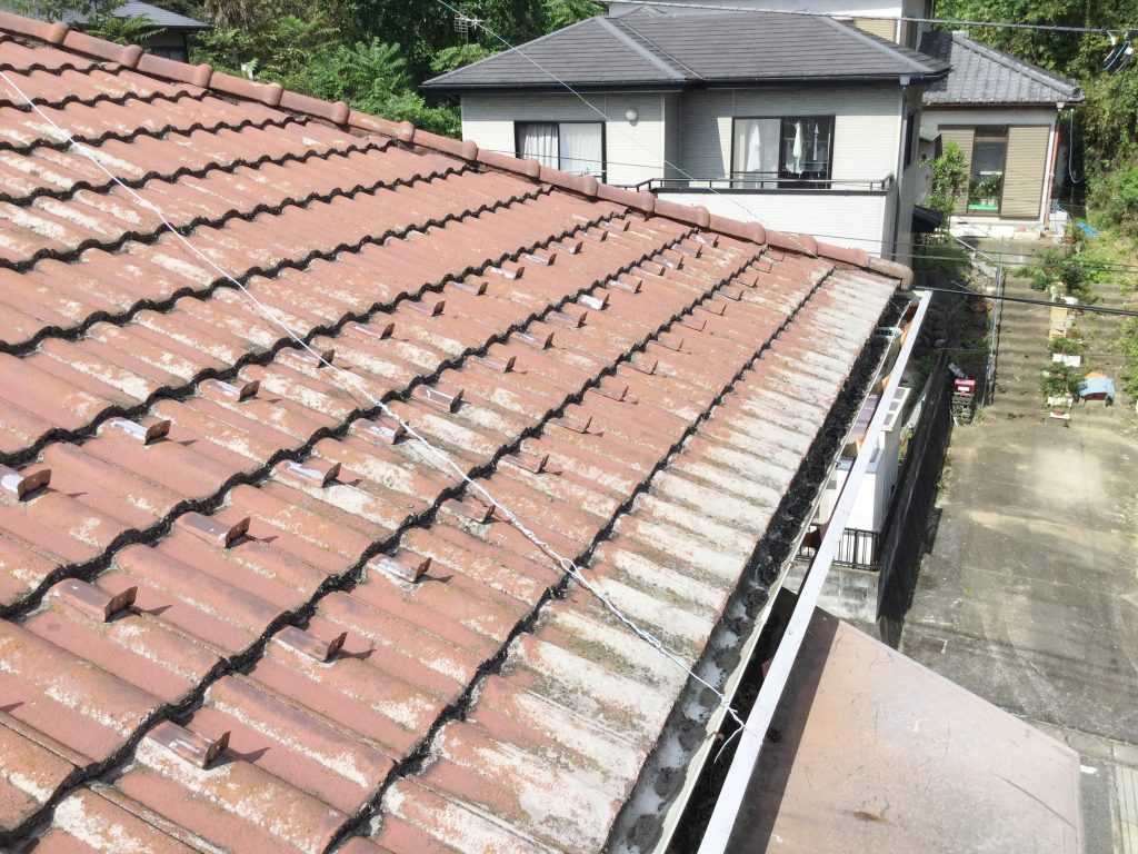 劣化した瓦屋根の表面