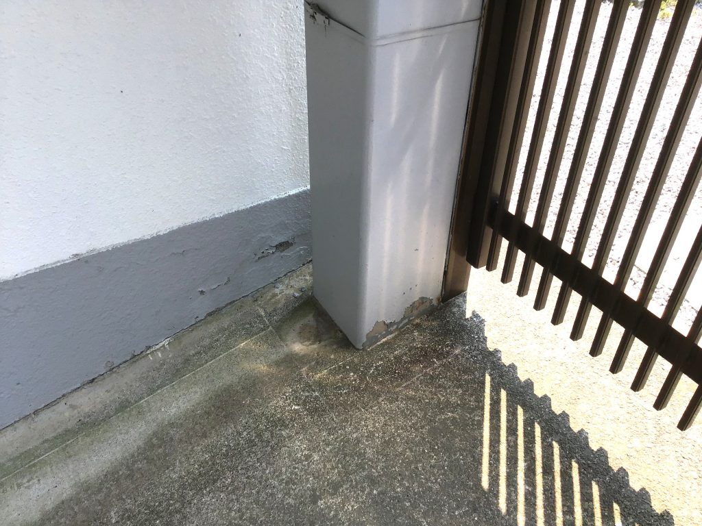 玄関脇鉄部の塗膜剥がれ