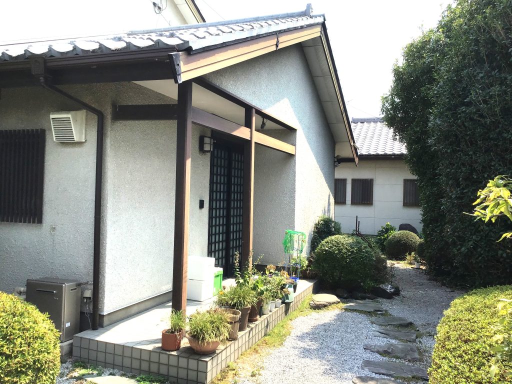 玄関側外壁の全景