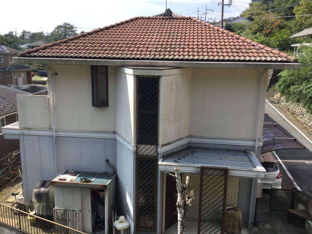 正面から見た瓦屋根外観