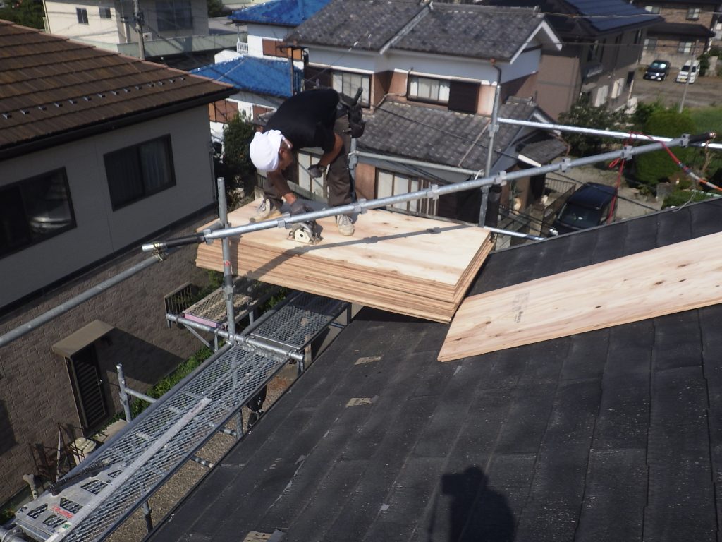 屋根下地材の設置作業