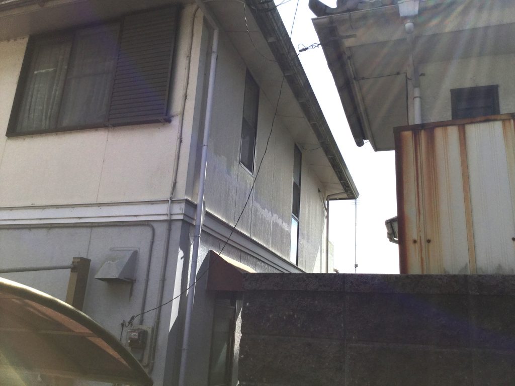 汚れが目立つ外壁面