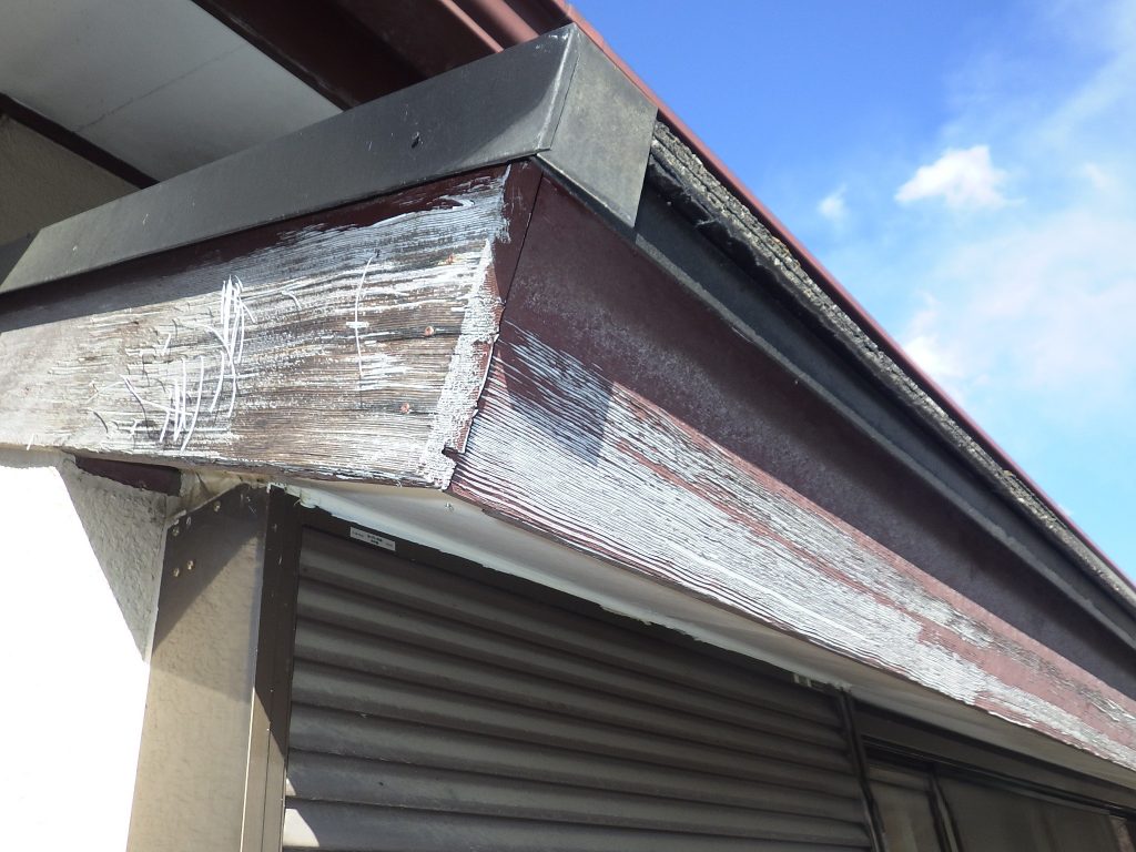 塗膜が剥がれた破風板