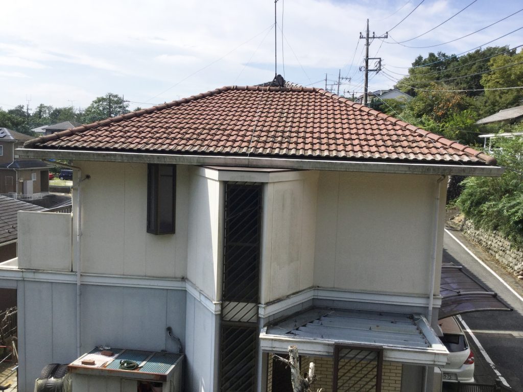 建物正面の屋根全景