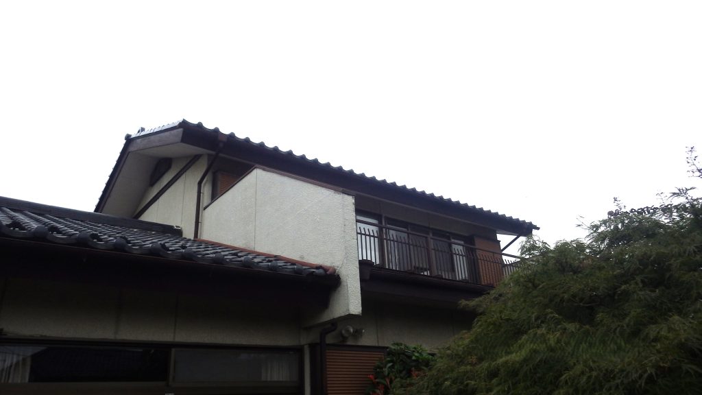 二階外壁と屋根の全景